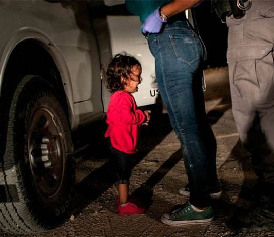 Crying girl on the border fotografia world press photo