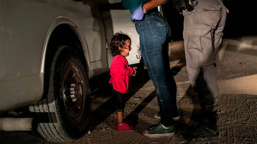 Crying girl on the border fotografia world press photo